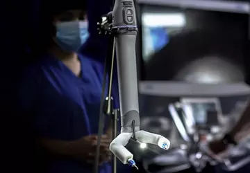 NASA schickt MIRA, einen chirurgischen Roboter, ...