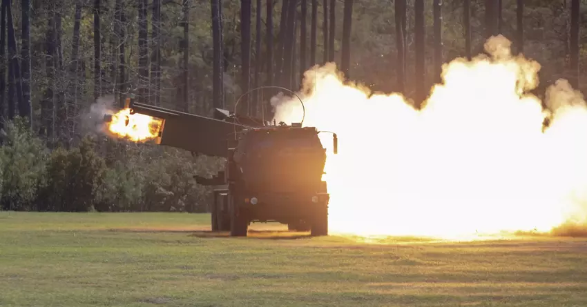 HIMARS zerstörte ein in den Bäumen verstecktes russisches Buk-Boden-Luft-Raketensystem mit einem Präzisionstreffer