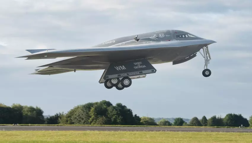 Atomare Tarnkappenbomber B-2 Spirit immer noch nicht flugbereit, aber Spezialisten der US-Luftwaffe halten die Flugzeuge in Bereitschaft