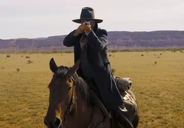 Kevin Costner sitzt auf dem Regiestuhl ...