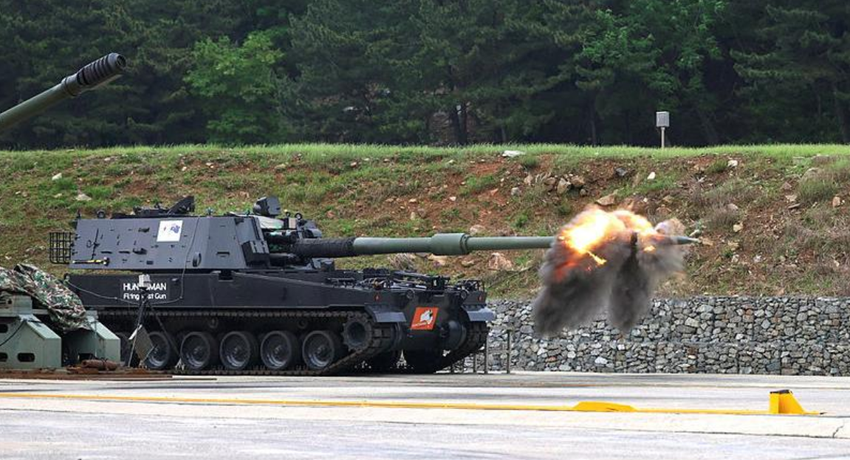 Die Panzerhaubitze AS9 Huntsman lernt vor ihrer Verschiffung nach Australien den Umgang mit 155-mm-Granaten von Rheinmetall Assegai