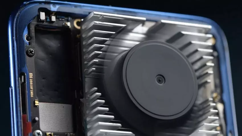 Enthusiasten verwandelten ein 100-Dollar-Xiaomi Mi 9 in ein Gaming-Smartphone mit einem 9900-mAh-Akku!