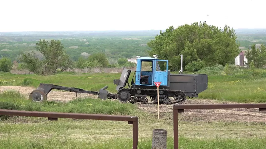 Ukrainische Experten haben eine 130.000 Dollar teure Entminungsdrohne entwickelt, die auf einem Traktor und einer Panzerausrüstung basiert