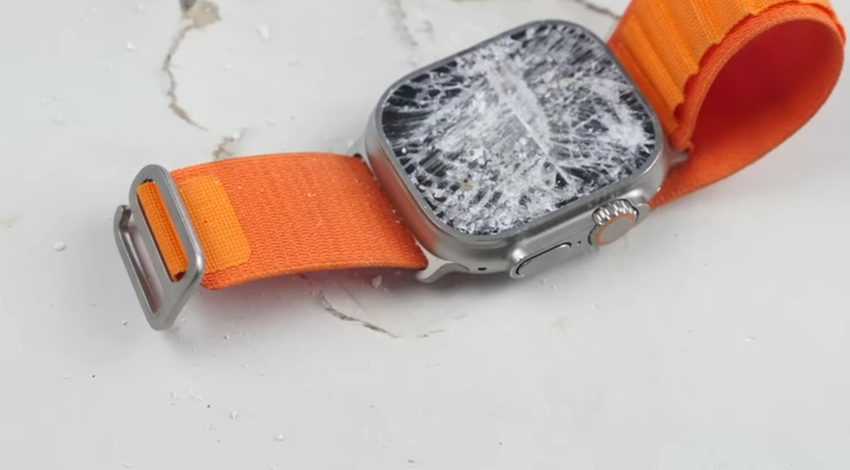 Im Haltbarkeitstest der Apple Watch Ultra ging der Tisch schneller kaputt als die Uhr