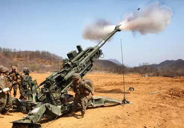 Eine weitere Charge von 155-mm-Haubitzen M777 ...