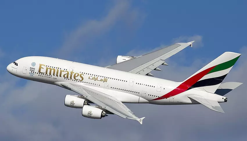 Airbus A380 fliegt mehr als 13 Stunden von Dubai nach Brisbane mit einem Loch in der Verkleidung, weil ein Reifen geplatzt ist