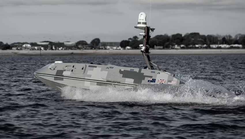 Großbritannien zeigt Überwasserdrohne MARS, die Angriffsdrohnen tragen kann