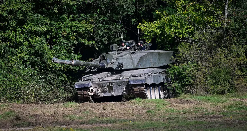 Ukrainische Streitkräfte präsentieren britischen Panzer Challenger 2 bei Übung