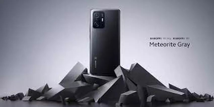 Ein Roboter packte das Xiaomi 11T Pro zum ersten Mal aus