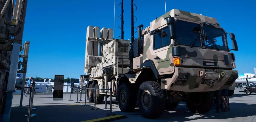 Olaf Scholz kündigte ein 500 Millionen Euro schweres Militärhilfepaket für die Ukraine an - drei IRIS-T-Systeme, 20 Raketenwerfer, gepanzerte Fahrzeuge und Präzisionsmunition