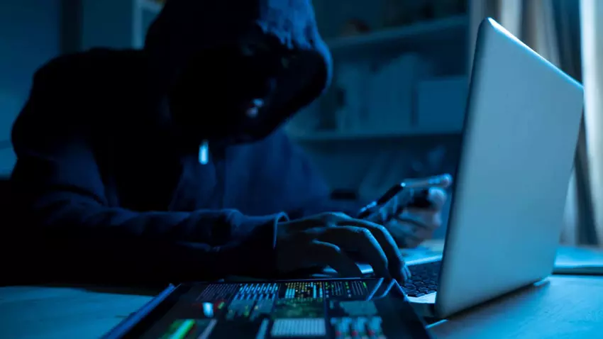 Frankreich beschuldigt russischen Militärgeheimdienst der Cyberattacken, auch während Macrons Wahlkampf