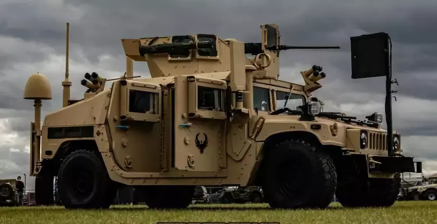 Einzigartiges Filmmaterial: Ukrainische SDF in amerikanischen M1151A1 HMMWVs mit Browning M2 Maschinengewehren und M136A1 AT4-CS Granatwerfern befreien ein besetztes Dorf 