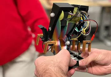 Mugatu: der erste gesteuerte zweibeinige Roboter ...