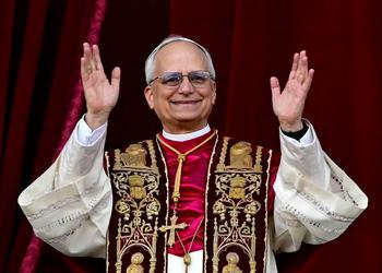 Neuer Papst Leo XIV. zeigt sich ...