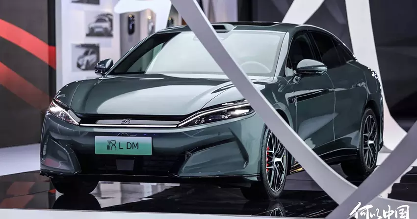 BYD Han L Elektro-Limousine kann mit zwei Kabeln gleichzeitig geladen werden