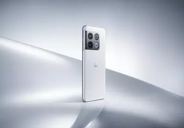 OnePlus 10 Pro in Panda White ...