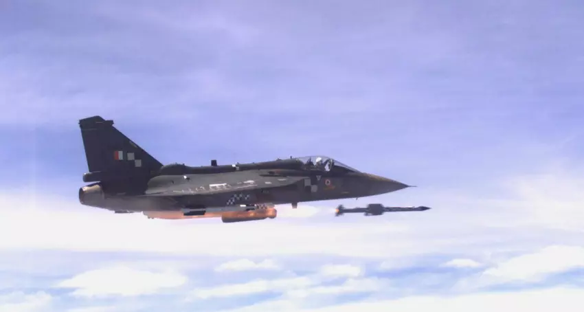 Das indische Kampfflugzeug Tejas hat seine erste ASTRA BVR-Rakete gestartet, die eine Reichweite von bis zu 100 Kilometern und eine Höchstgeschwindigkeit von über 5.500 km/h hat.