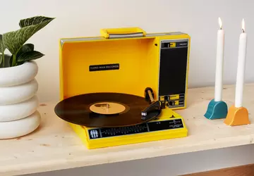 Mit dem Retro-Plattenspieler-Koffer können Sie Ihre ...