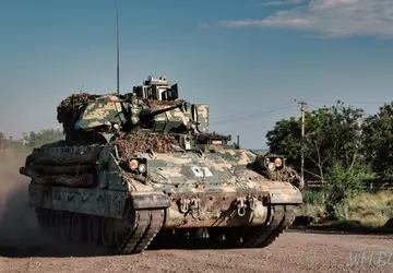 Ukrainisches Militär zeigt M2 Bradley bei ...