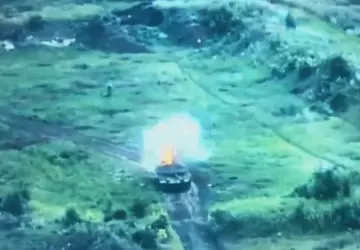 Ukrainische Kamikaze-Drohne versengt mit einem Präzisionstreffer ...