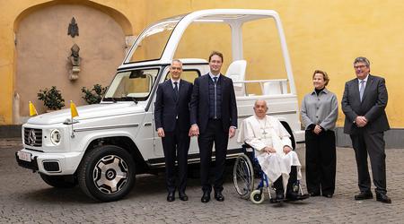 Mercedes-Benz überreichte Papst Franziskus die elektrische "papamobile" G-Klasse