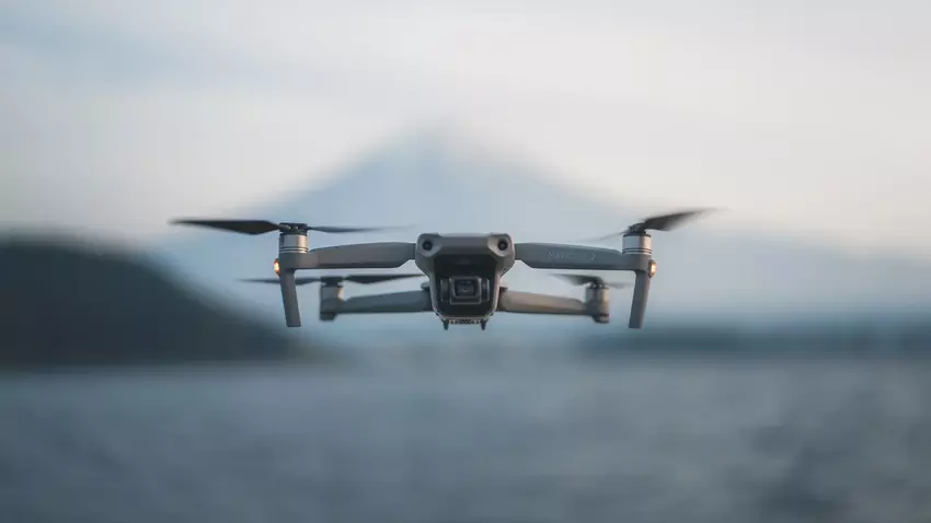 Singapur verurteilt Besitzer einer DJI Mavic Air 2 zu einer Geldstrafe, weil er ein Mädchen in der Nähe einer Militärbasis fotografiert hat