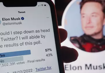 Elon Musk sucht eine dumme Person ...