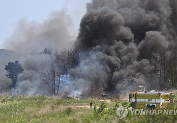 P-3 Orion Militärflugzeug stürzt in Südkorea ...