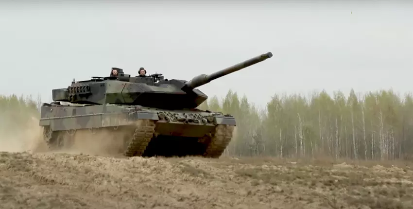 Ukrainische Streitkräfte stellen erstmals deutsche Leopard 2A6-Panzer vor (Video)