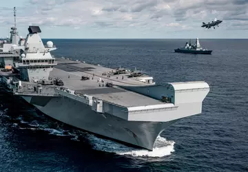 Die HMS Queen Elizabeth segelte in ...