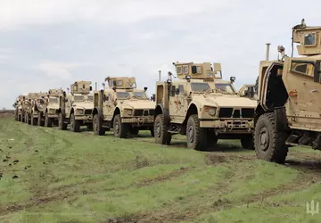 Ukrainische Marineinfanteristen zeigen, wie sie auf ...