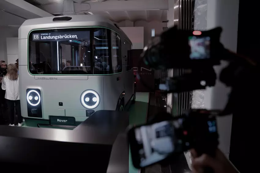 Das Automuseum PROTOTYP präsentierte einen neuen unbemannten Kleinbus mit einer Geschwindigkeit von 60 km/h Stunde und einer Reichweite von 290 km