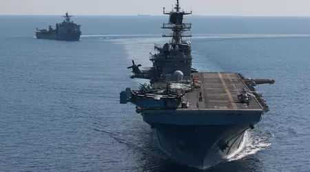 Die USA werden die amphibischen Angriffsschiffe USS Carter Hall und USS Bataan sowie drei Lenkwaffenzerstörer der Arleigh Burke-Klasse im Roten Meer belassen.