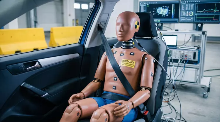 Frauen im Auto: Warum Sicherheitssysteme die ...