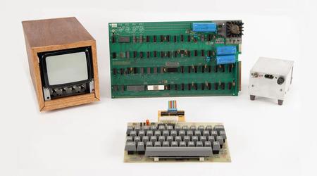 Ein funktionsfähiges Exemplar des Apple-1 mit einer Bedienungsanleitung mit handschriftlichen Notizen von Steve Jobs und Steve Wozniak wurde für 375.000 Dollar versteigert