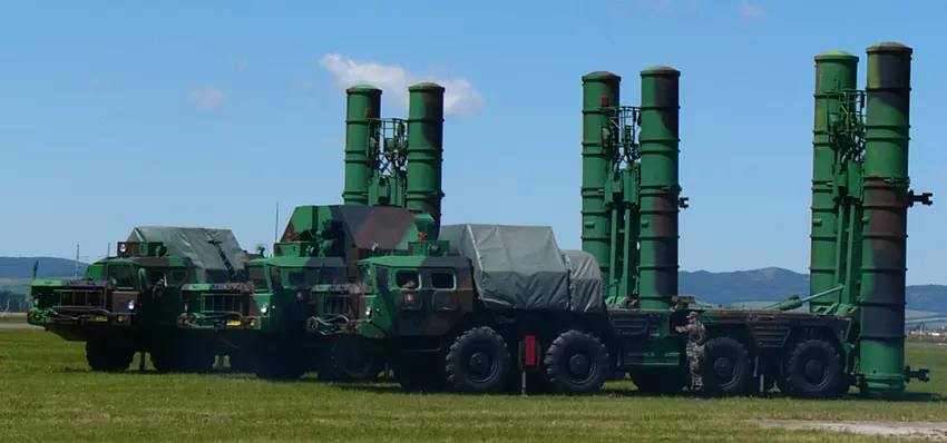 Die ukrainischen Streitkräfte zeigten ein seltenes Video vom Abschuss einer Rakete aus dem S-300-Luftabwehrsystem zur Zerstörung einer Drohne