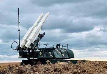 Ukrainische Buk-M1 SAM zerstört russischen Ka-52 ...