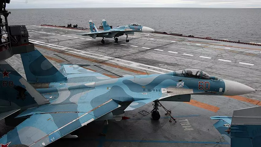 Die Russen haben zum ersten Mal auf einem Video gezeigt, wie ein an Deck montierter Su-33-Kampfjet Sekunden nach dem Absturz ins Mittelmeer beim Versuch, auf dem Flugzeugträger Admiral Kusnezow zu landen, auftaucht