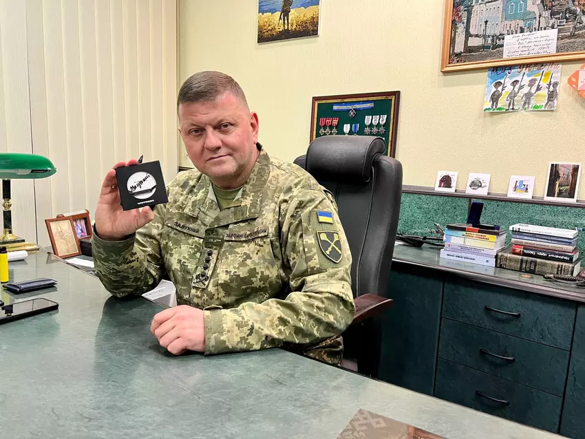 Die Ukrainer haben mehr als 152 Millionen UAH für den "Shahed Catcher" gesammelt: Monobank gab die Gewinner von Armbändern aus Metall von Azovstal mit Zaluzhnys Autogramm bekannt