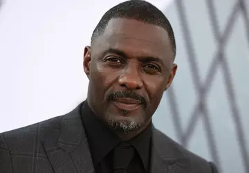 Idris Elba spielt die Hauptrolle und ...