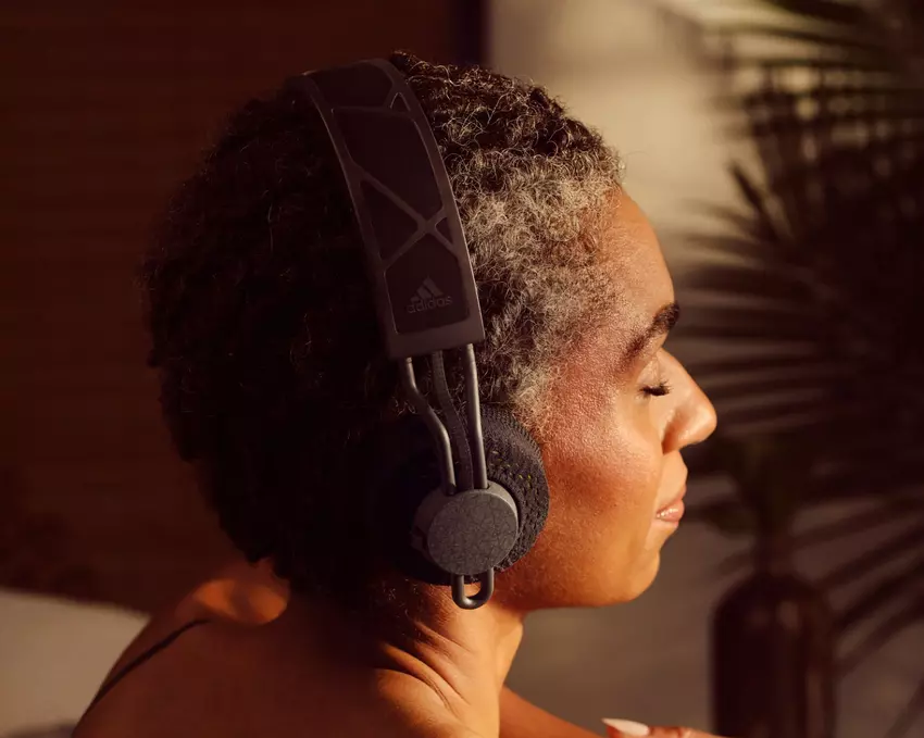 Adidas hat den RPT-02 SOL vorgestellt: einen kabellosen Kopfhörer, der durch Sonnenenergie und Kunstlicht aufgeladen werden kann