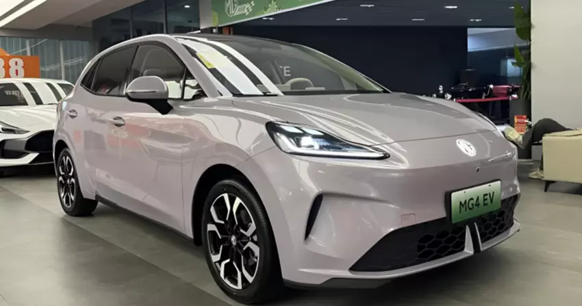 Bis zu 537 Kilometer Reichweite und 163 PS: der neue MG4 EV ist in den chinesischen Autohäusern erschienen, bevor er offiziell debütierte