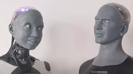 Es ist wie bei den Menschen: Ein weiblicher Roboter hat einen männlichen Roboter wegen eines schlechten Witzes beleidigt.