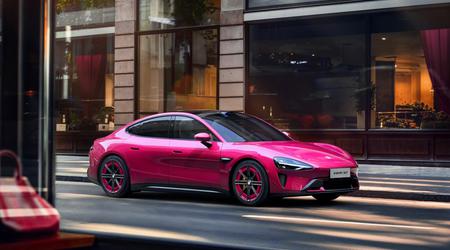 Xiaomi führt zu Ehren des 15-jährigen Jubiläums der Marke die neue Farbe Brilliant Magenta für das Elektroauto SU7 ein