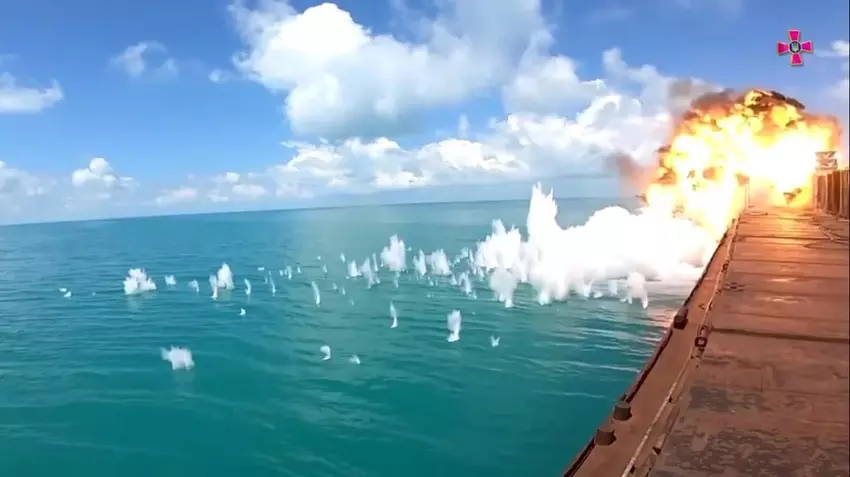 "Kein russischer Alkoholgeruch mehr": Zaluzhny zeigte, wie AFU-Drohnen bei der Evakuierung feindlicher Ausrüstung aus dem Snake River "halfen" (Video)