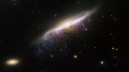 Hubble hat eine galaktische Qualle fotografiert, die 800 Millionen Lichtjahre von der Erde entfernt ist