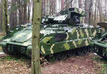 Der M2 Bradley überlebte eine BM-21 ...