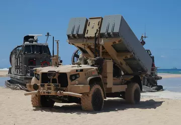 Die US-Marine hat unbemannte ROGUE-Fires-Fahrzeuge auf ...