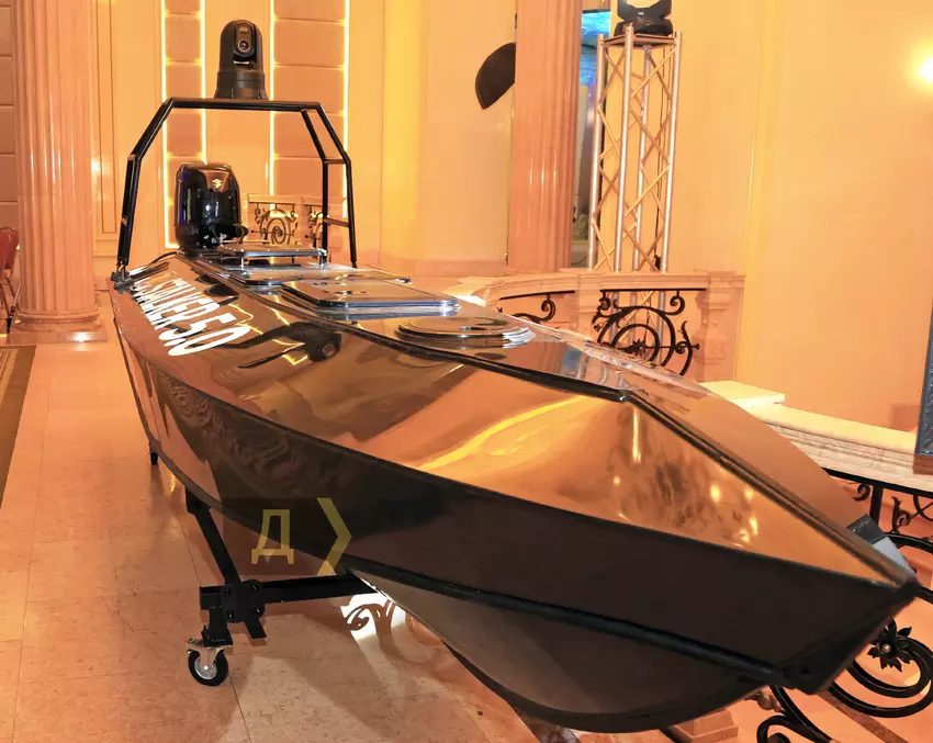 In der Ukraine wurde eine Marinedrohne Stalker 5.0 mit eingebautem Starlink, 150 kg Sprengstoff und einer Reichweite von bis zu 600 km vorgestellt.