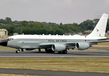 Ein russischer Su-27-Kampfjet wollte einen britischen ...